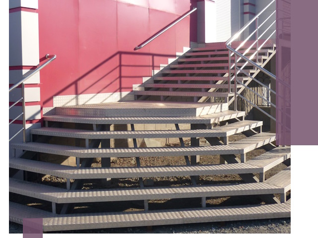 Лестницы для магазина в Кингисеппе — изготовление и монтаж