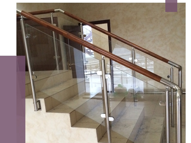 Комбинированные перила из металла и дерева в Кингисеппе