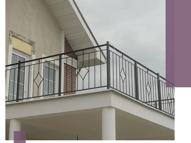 Изготовление балконных ограждений в Кингисеппе из металла и стекла